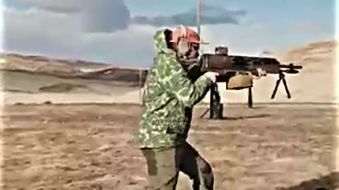 Army ranger walks and shoots LMG 😨