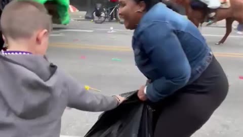 Woman snatches bag of toys from birthday boy at Mardi Gras