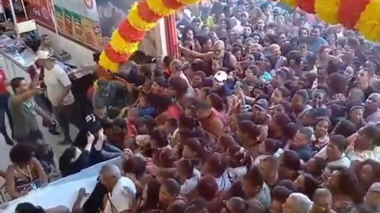 Store opening in Rio de Janeiro, people desperate for cheap offers