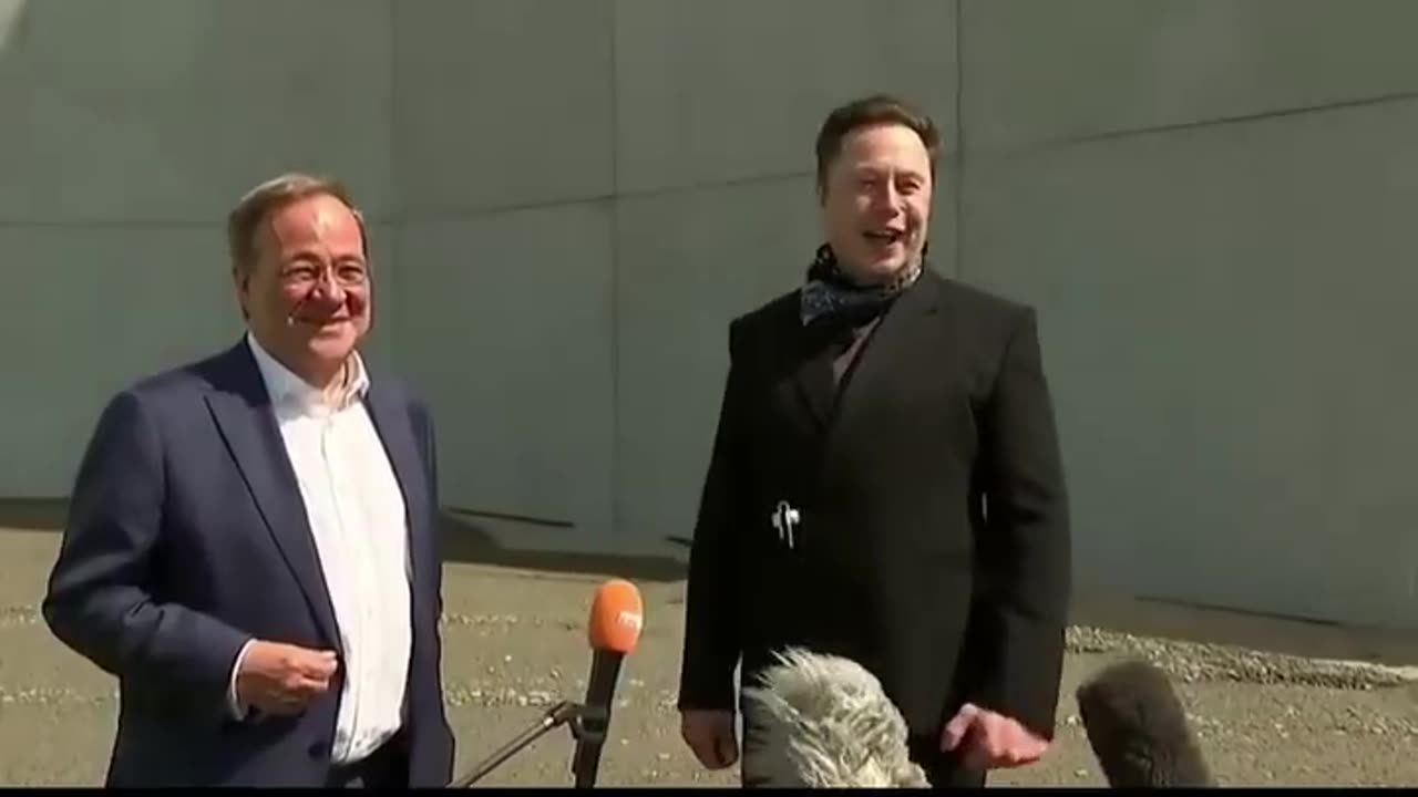 Elon Musk can’t stop laughing after reporter claims that Tesla is “taking water