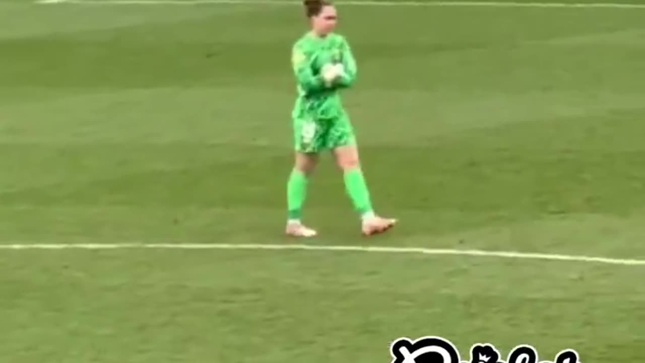 This was Barca women's goalkeeper mid game against Real Madrid 😂