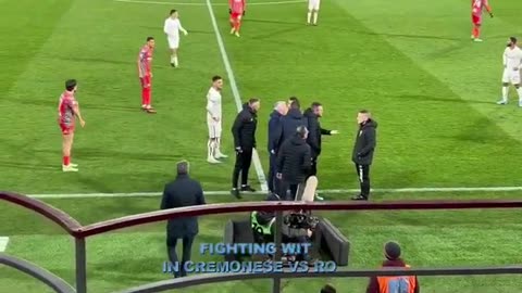 Jose Mourinho arguing with the referee Marco Piccinni (US Cremonese vs AS Roma)