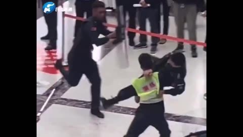 Chinese Officer Pulls Crouching Tiger Move on Suspect