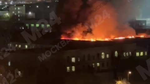 🔥👀 A hostel is on fire in Moscow. The fire area is 2000 sq m, the roof has