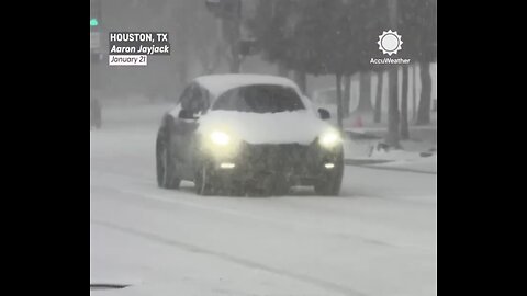 HOUSTON TEXAS🏘️🌨️🦮🚶‍♂️HIT BY RARE HISTORIC SNOWSTORM🛣️❄️🚗💫