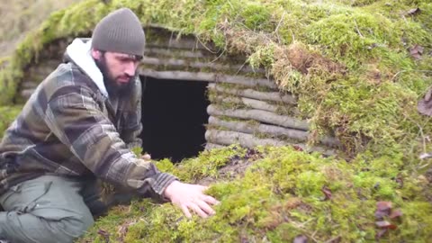 "Winter Survival: Crafting a Remarkable Bushcraft Shelter from the Ground Up"