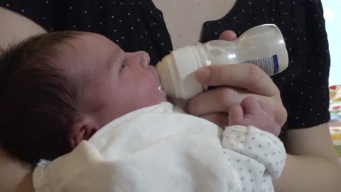 Learn how to bottle feeding a baby Breastfeeding