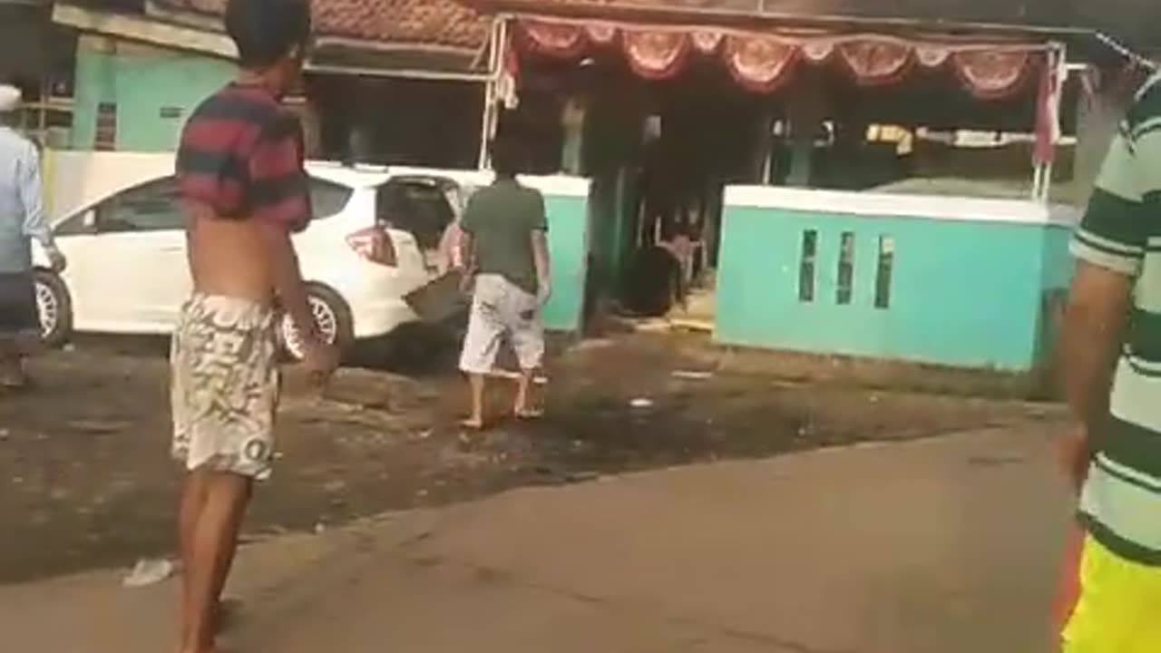 The fire burned down residents' houses, causing panic among local residents