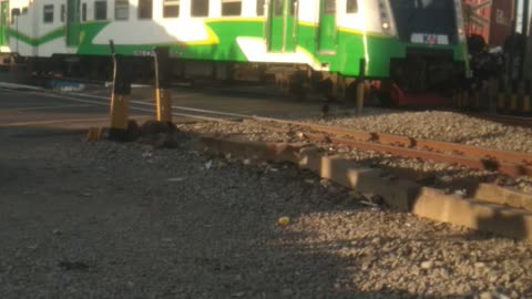 Kereta komuter beranjak meninggalkan stasiun