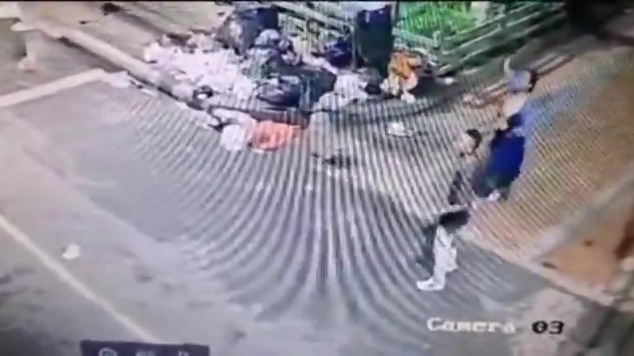 Cámaras de seguridad captaron el momento en que una patrullera de la Policía fue agredida