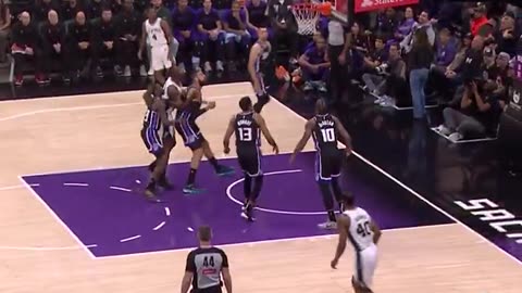 NBA - De'Aaron Fox scores his first bucket back in Sacramento 👀