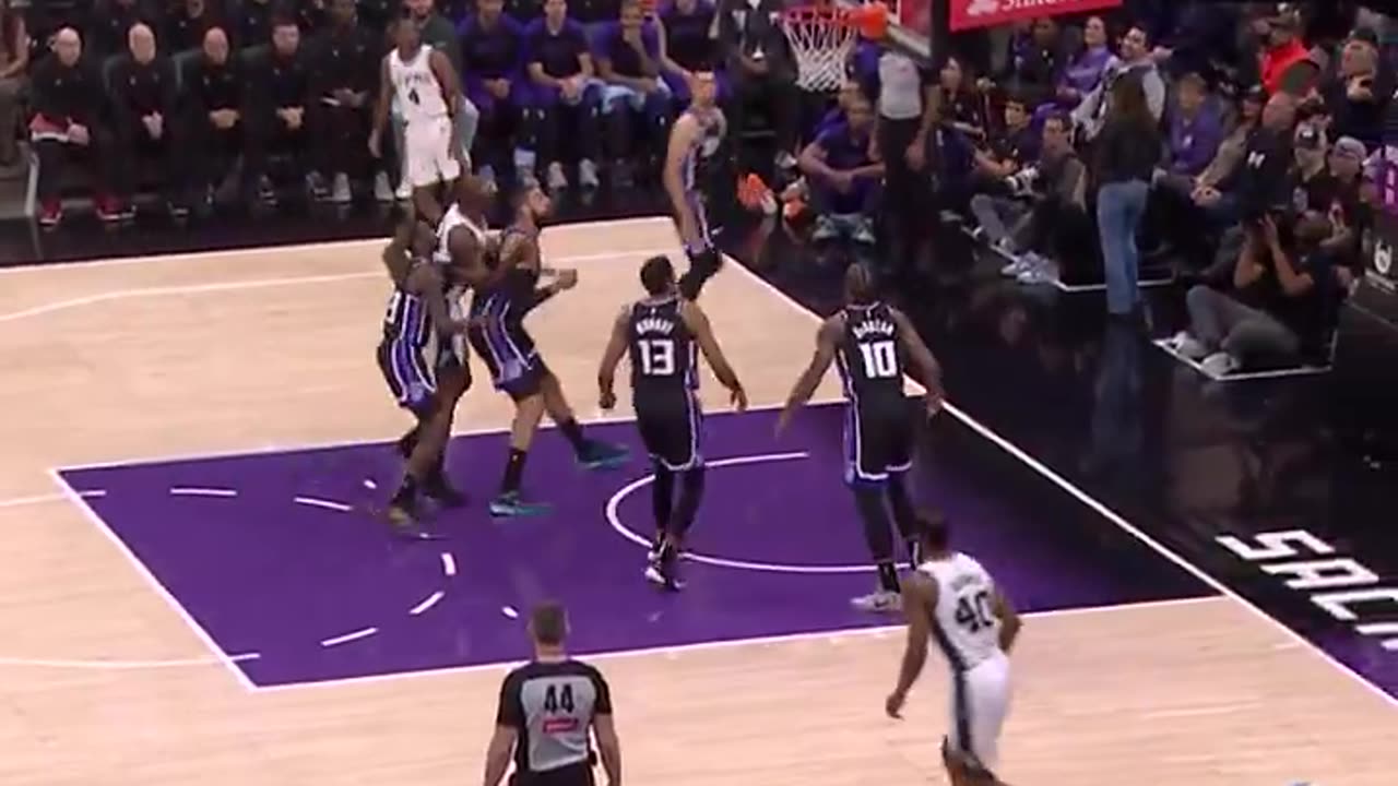 NBA - De'Aaron Fox scores his first bucket back in Sacramento 👀
