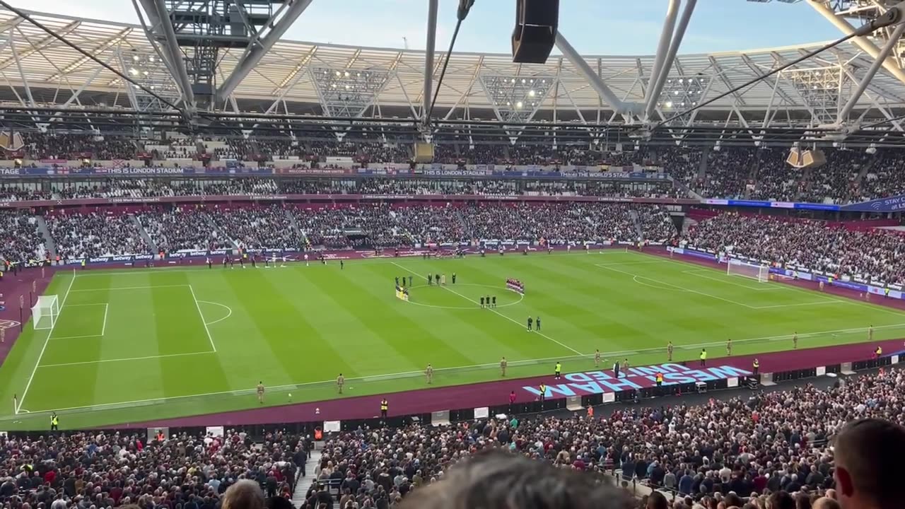 West Ham United splendid moment (silant moment - remembrance day)