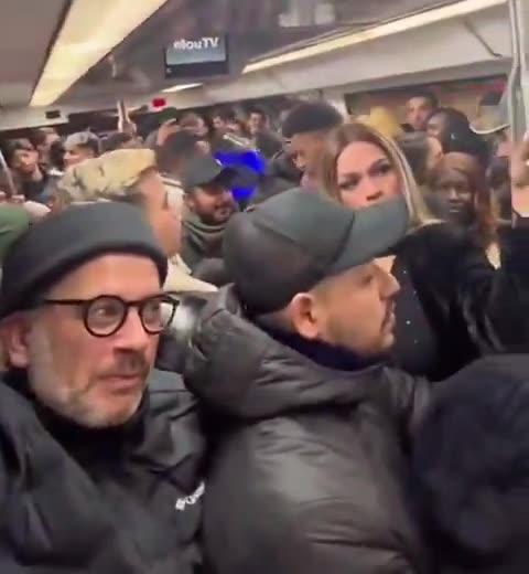🇫🇷 Dans le métro parisien, plus un seul visage familier, que des Maghrébins.