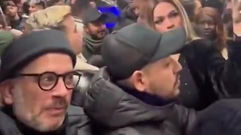 🇫🇷 Dans le métro parisien, plus un seul visage familier, que des Maghrébins.