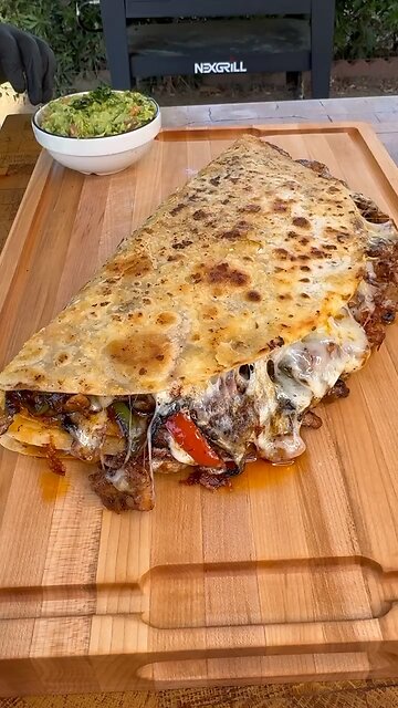 Follow for more ASMR videos🌮🍟 Credits: @cooking_with_fire___ #mukbang #asmr #fastfood #asmreating