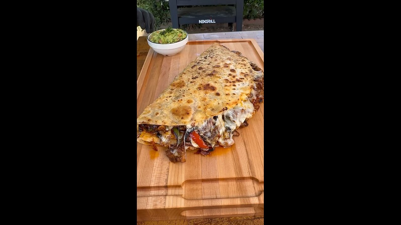 Follow for more ASMR videos🌮🍟 Credits: @cooking_with_fire___ #mukbang #asmr #fastfood #asmreating