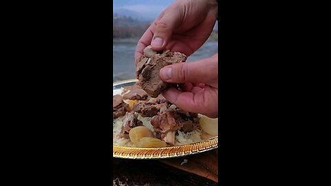 Hav you ever eaten such delicious Arabic food in nature shorts