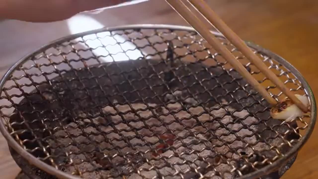 Six kinds of all-purpose sauces are prepared for this barbecue with families.