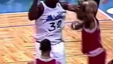 Shaq & Dennis Rodman: Intense Physical Battles on the Court 🏀🔥 #ShaquilleONeal #DennisRodman #NBA