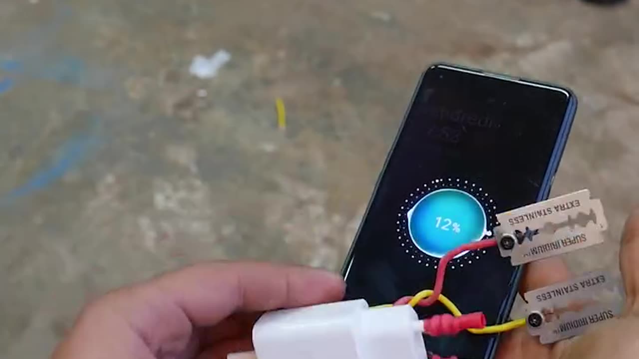 Place a Razor Blade in the Sun and Charge Your Phone Easily Free Power for Life! Discover the Trick