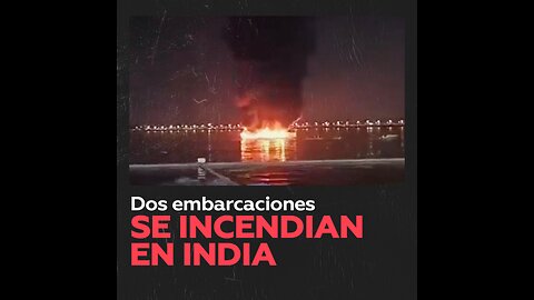 Incendio en el lago Hussain Sagar durante el Día de la República en India