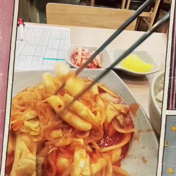 Korean-style spicy rice cake soup and udon that I've had for the first time in a while