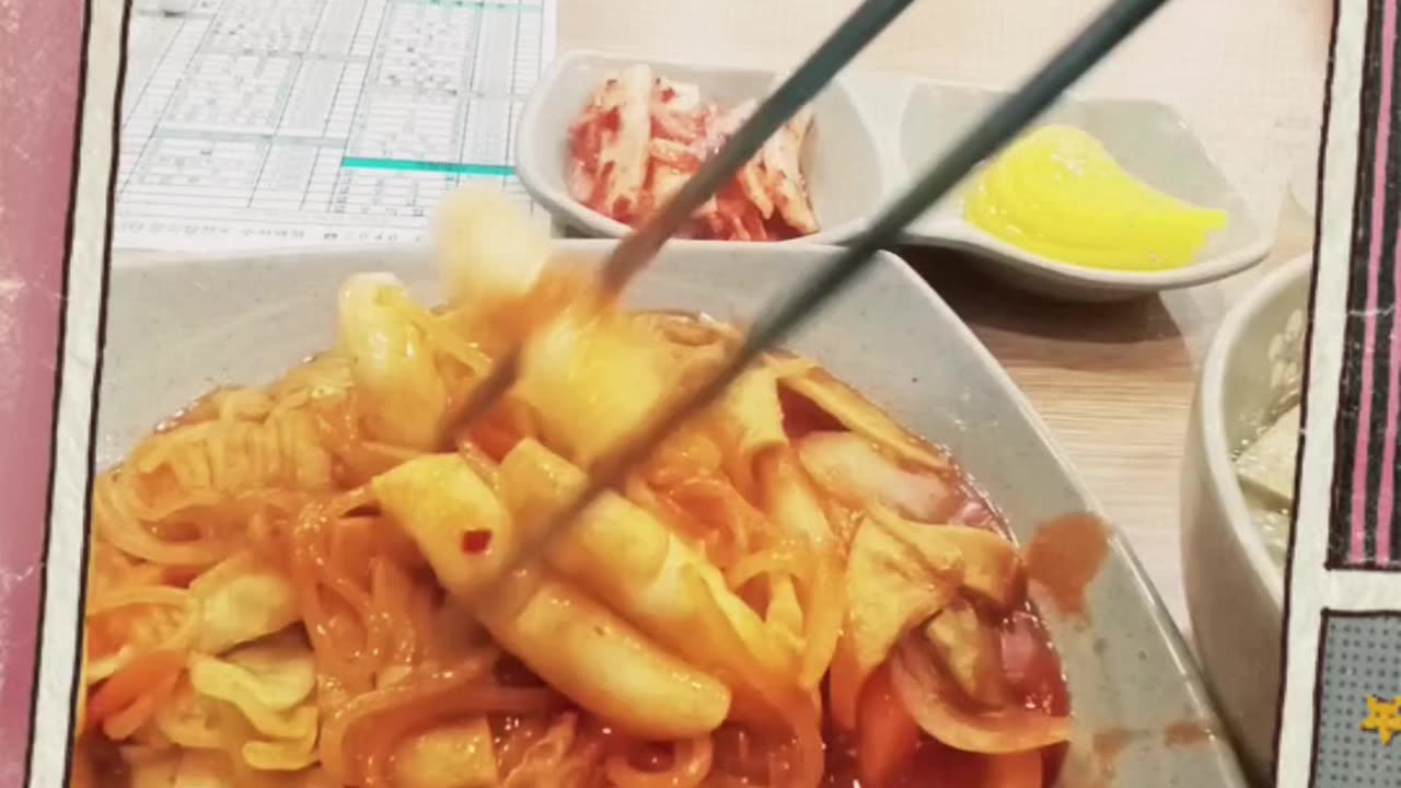 Korean-style spicy rice cake soup and udon that I've had for the first time in a while