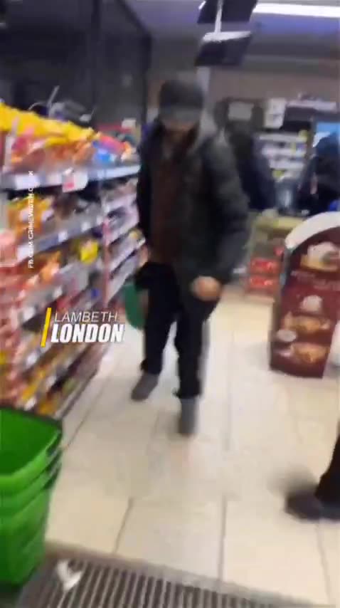 Migranten wie sie ein Geschäft plündern Plünderung