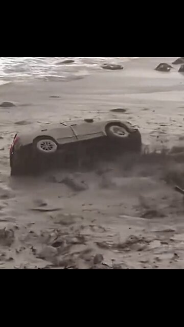 MUDSLIDE SWEEP AWAY FIRE OFFICER VEHICLE 🌊🚙🏊🌊IN MALIBU PACIFIC🌊🏊🚙💫