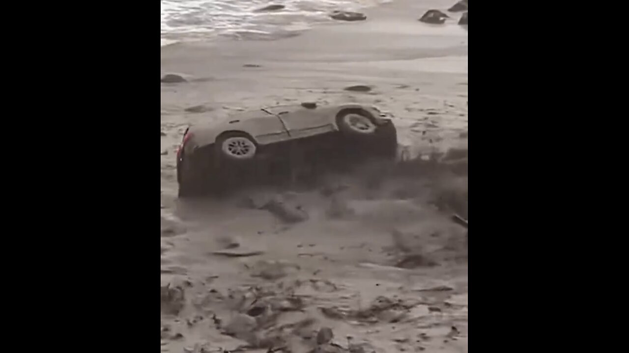 MUDSLIDE SWEEP AWAY FIRE OFFICER VEHICLE 🌊🚙🏊🌊IN MALIBU PACIFIC🌊🏊🚙💫