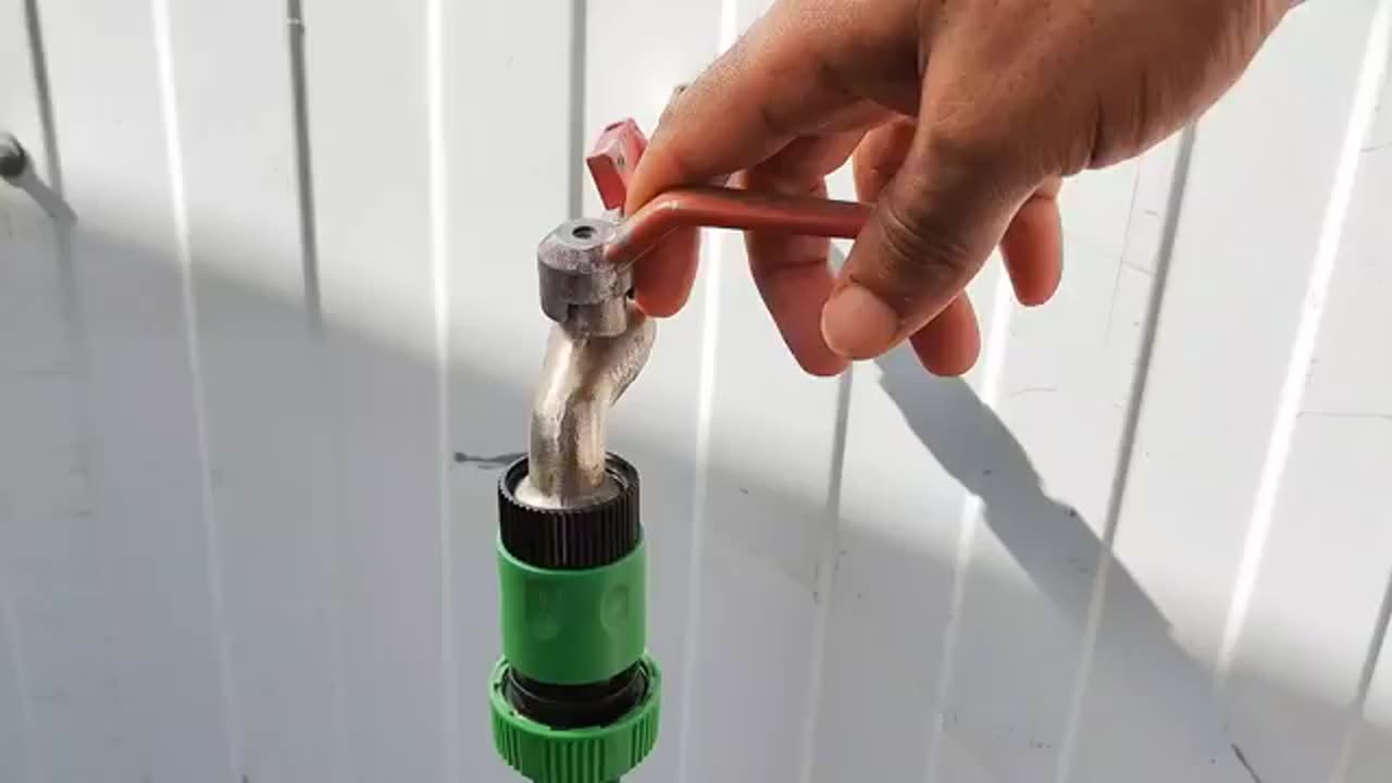 Few people know this method how to connect a garden hose.