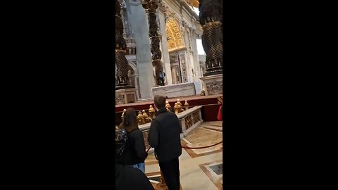 Maluco vandaliza obras sacras da Basílica de São Pedro!