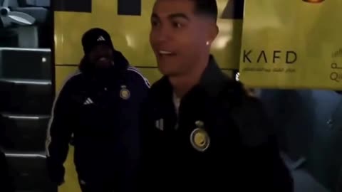 Fan hits Cristiano Ronaldo with a SIU, leaves him in laughter