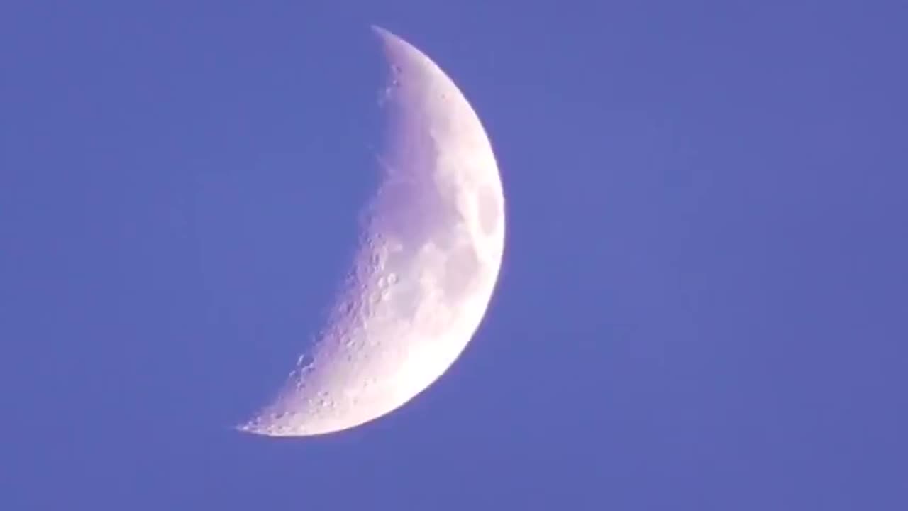 IRREFUTABLE PROOF: Footage of the Plasma Moon in the Blue Sky Disproves the Solid Moon, Moon Landing