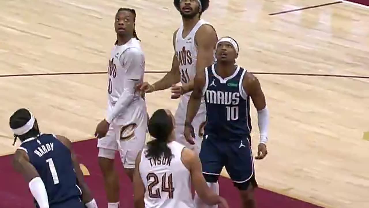 Garland's NO-LOOK dime! 🤯🤯 #NBA #Cavs