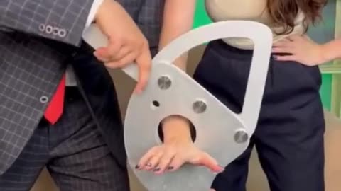Unbelievable Chinese Side Arm Cutter Trick! 🎩✂️🤯
