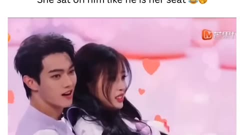 She sat on him like he is her seat😂