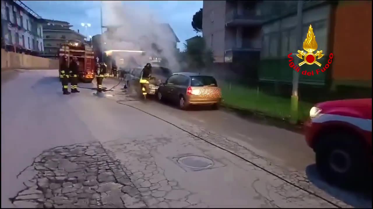 Avellino - Auto in fiamme: l'intervento dei vigili del fuoco (26.02.25)