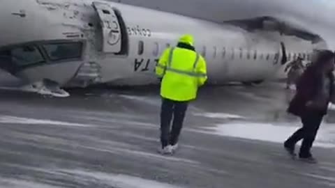 How people are being rescued -plane crash at Canada..