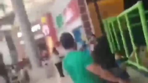 Graban a presunto reo en centro comercial.