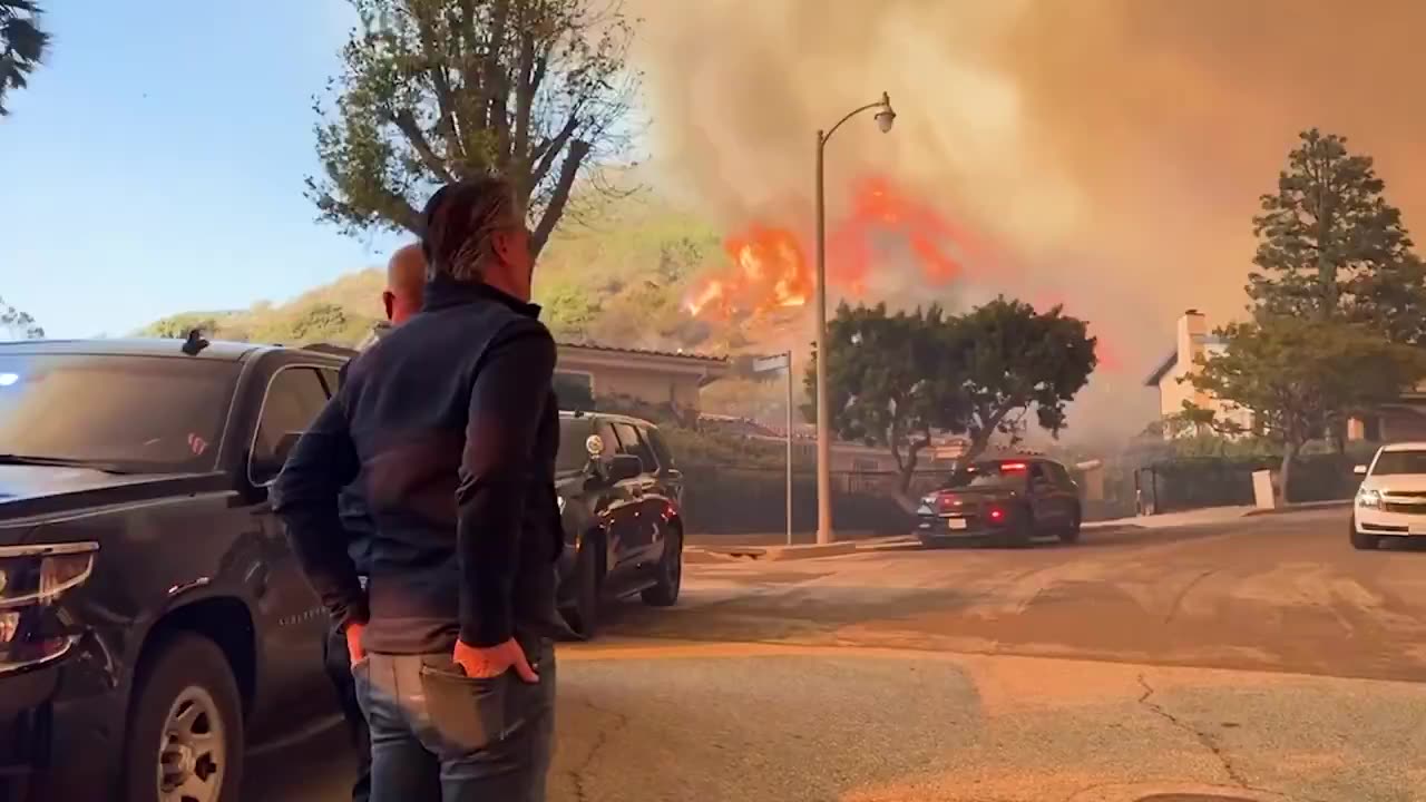 🚨California Gov. Gavin Newsom observes the Palisades Fire