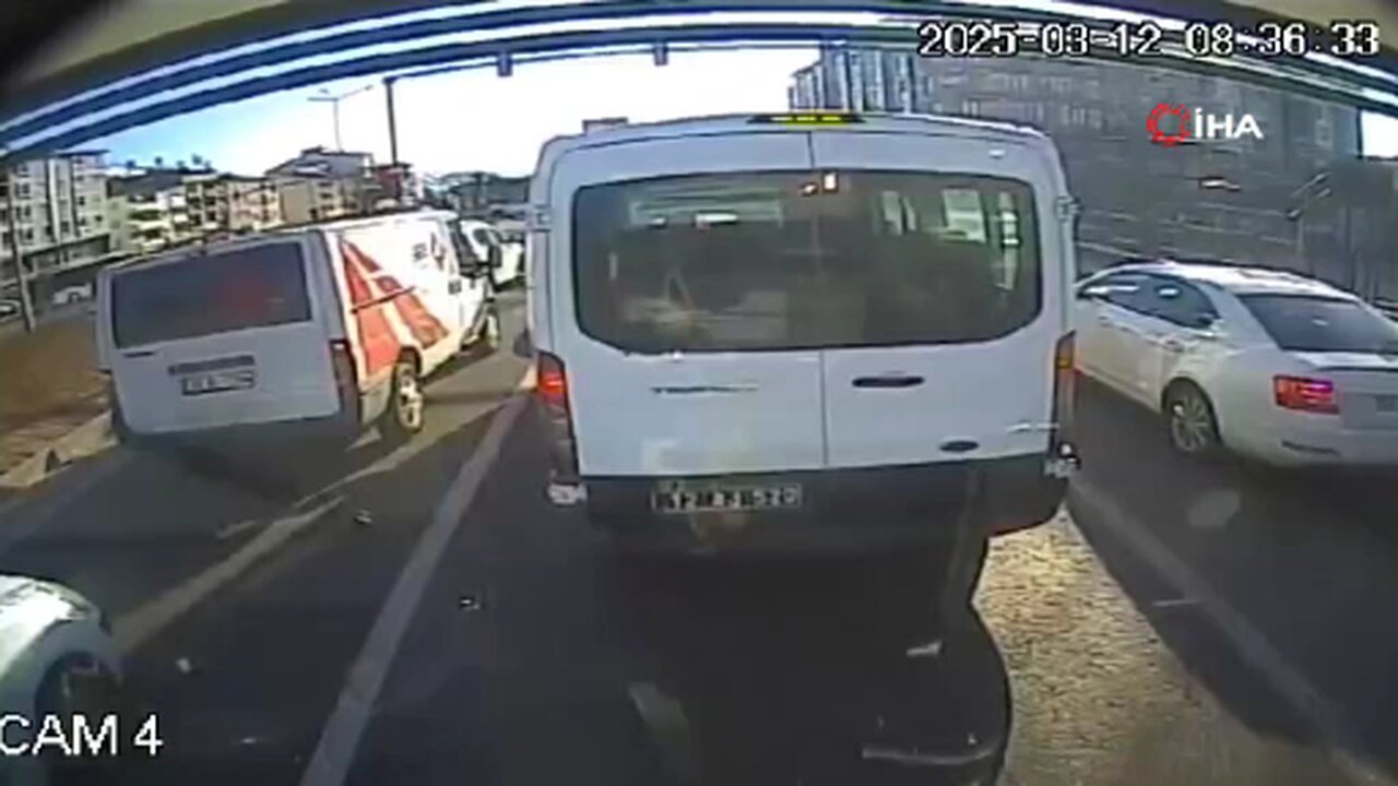 Kaza yapıp indiği aracın peşinden metrelerce koştu