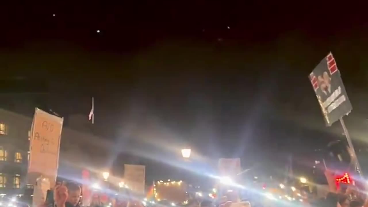 Far-left crowd at the Brandenburg Gate in Berlin: "Fight back, resist. Against