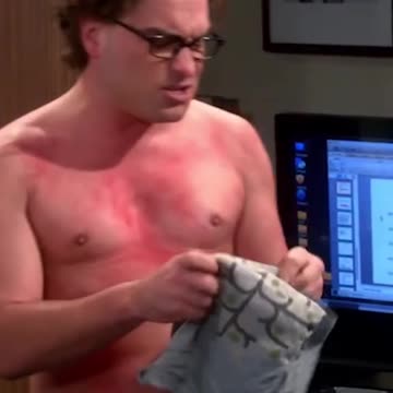 2024-12-21_Big Bang Theory Clips_Leonard and the itchy sweater 😂😱 #Bigbangtheory #viral