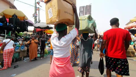 🇬🇭 EXPERIENCE THE HARDWORK IN AFRICA STREET MARKET IN ACCRA GHANA || MAKOLA SHOPPING MALL STREET