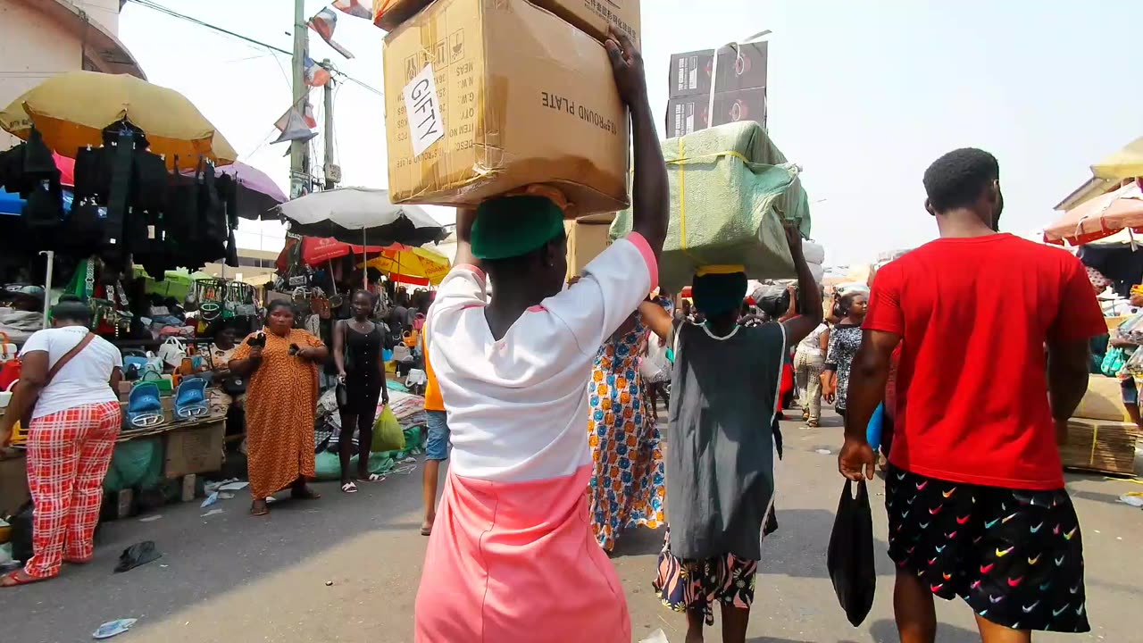 🇬🇭 EXPERIENCE THE HARDWORK IN AFRICA STREET MARKET IN ACCRA GHANA || MAKOLA SHOPPING MALL STREET