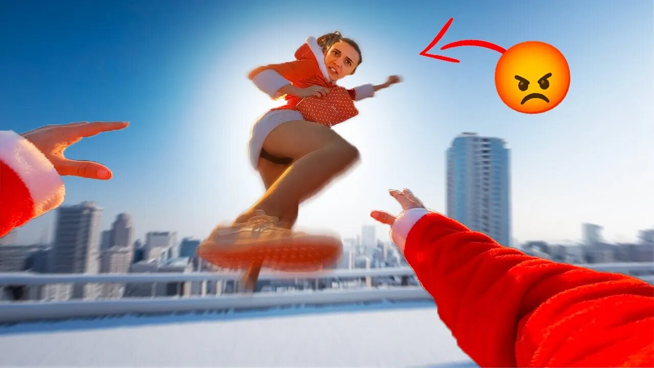 SANTA VS ANGRY MRS CLAUS (Epic Parkour Chase).