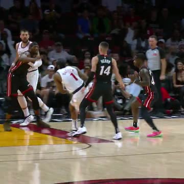 NBA - James Harden's got eyes in the back of his head 👀 Finds DJJ in the corner for the triple!