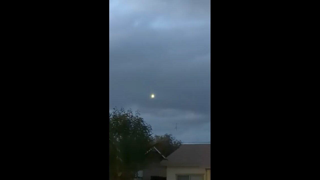 Strange flashing light in sky